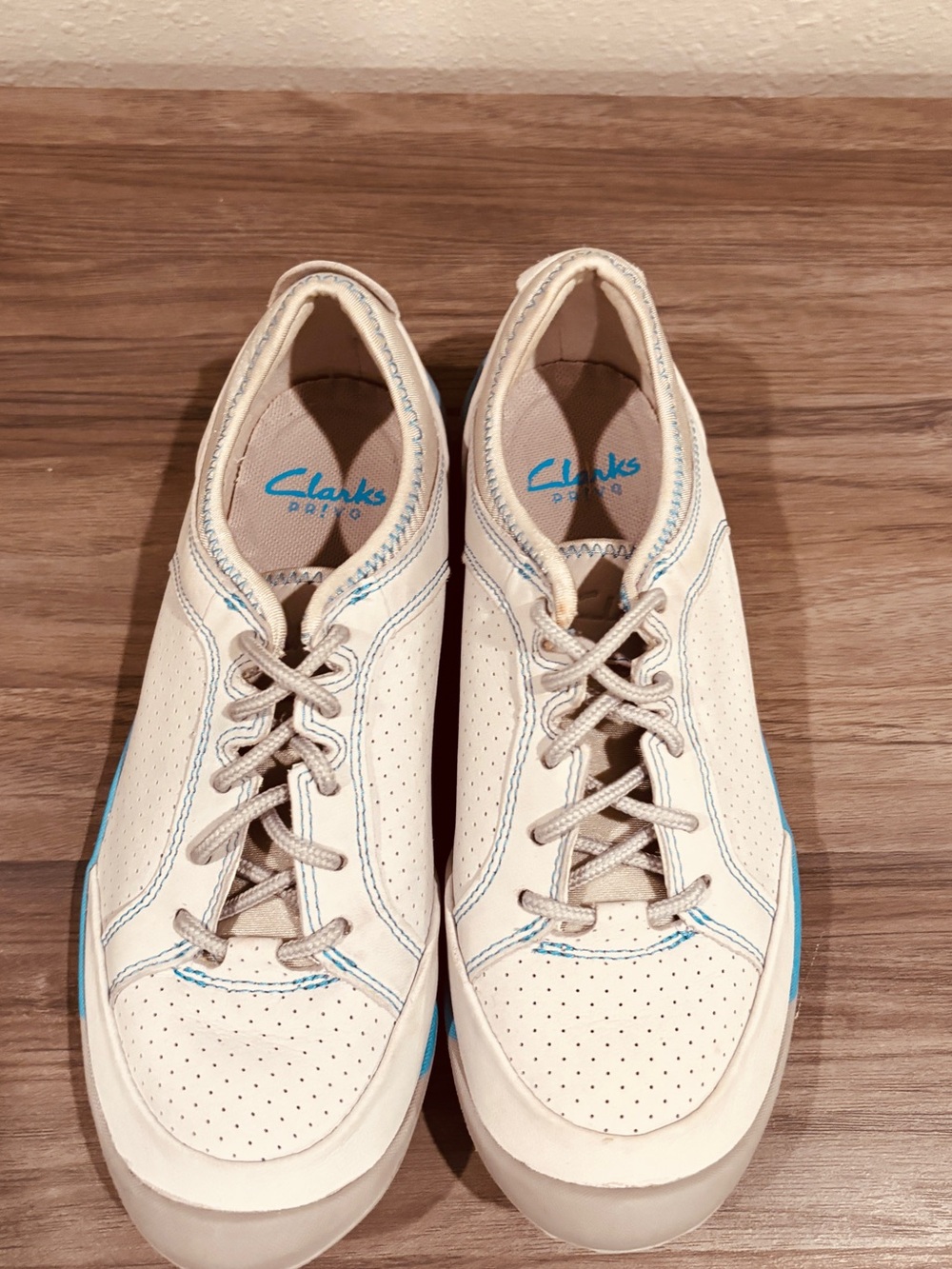 Clarks Cream Leather Lace-Up Sneakers Size 6.5 Medium Classic Casual Spring Soft